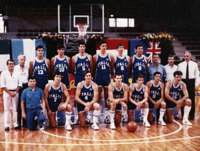 Nazionale Italiana maschile ai Mondiali del 1986. Si riconoscono: Valerio Bianchini, Alessandro Galleani, Sandro Dell'agnello, Enrico Gilardi, Renato Villalta, Ario Costa, Augusto Binelli, Antonello Riva, Walter Magnifico, Pier Luigi Marzorati, Santi Puglisi, Roberto Brunamonti, Romeo Sacchetti e Cesare Rubini.